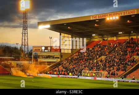 I tifosi di Blackpool festeggiano di prendere il comando contro Barnsley a Oakwell con i flares arancioni lanciati in campo. 26.4.2022 Foto Stock