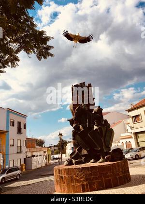 Cicogna volante a Silves, Portogallo, Algarve Foto Stock