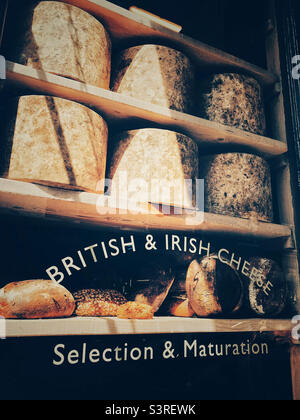 Una selezione di formaggi britannici e irlandesi nella finestra di Neal’s Yard Dairy al Borough Market, Londra. Foto Stock