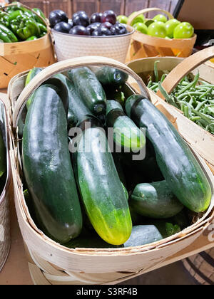 Appena raccolto cetrioli interi freschi per la vendita ad un mercato degli agricoltori. Foto Stock