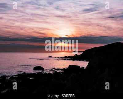 Tramonto guardando verso Freshwater da St Catherine's Lighthouse, Niton, Isola di Wight, Hampshire, Regno Unito Foto Stock