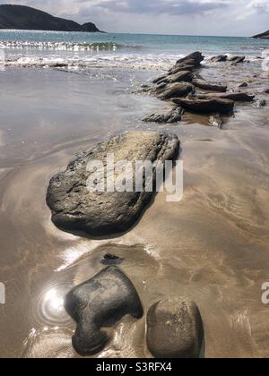 Una costa rocciosa a Brava Beach a Buzios, Brasile. Foto Stock