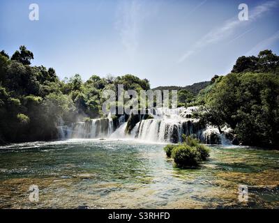 Le cascate sono visibili nel parco nazionale di Krka in Croazia. Il Parco Nazionale di Krka si trova a 10km interni da Sibenik in questa parte della Dalmazia. Foto Stock