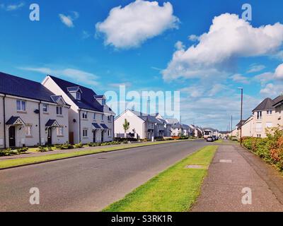 Strada nella cittadina di Bonnyrigg, fuori Edimburgo, Scozia, in una giornata di sole. Foto Stock