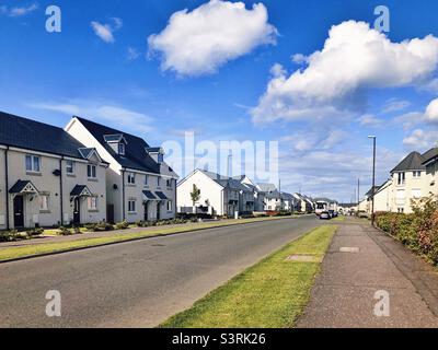 Strada in piccola città, Bonnyrigg, fuori Edimburgo, Scozia, in una giornata di sole. Foto Stock