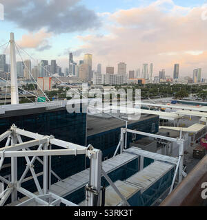 Marzo 2022, ritorno al porto la mattina presto dopo una crociera a bordo del Carnival Conquest, Port Miami, Miami, Florida, Stati Uniti Foto Stock