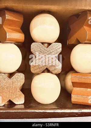 Gioco di tic-tac-toe in legno testurizzato in tan e brown Foto Stock