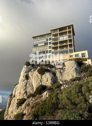 Casa Clifftop a Gibilterra con cieli tempestosi Foto Stock