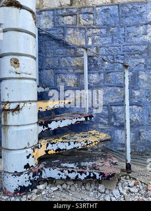 Vecchia scala a chiocciola in cemento danneggiata in un edificio abbandonato Foto Stock