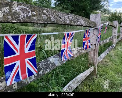 Jubilee Union Jack bandiere appese su recinzione in legno Foto Stock