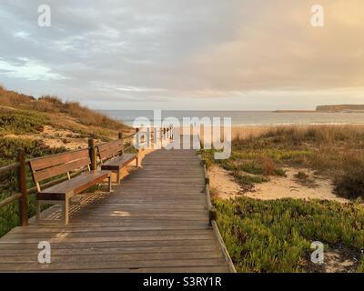 Passeggiata a mare per una spiaggia sull'Algarve Foto Stock