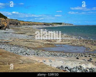 Guardando lungo la costa Glamorgan Heritage da St Donats verso est verso Llantwit Major, maggio. Foto Stock