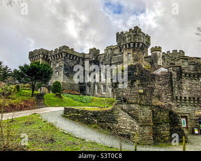 Basso Castello di Wray vicino Ambleside, Lago Windermere nel Lake District in una giornata di primavera piovosa Foto Stock