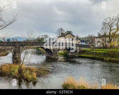 Ponte sul fiume Kent a Kendal, Cumbria Foto Stock