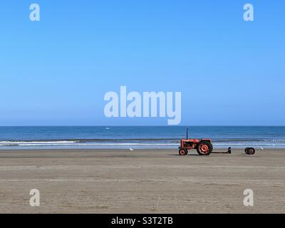 Trattore su una spiaggia sabbiosa Foto Stock