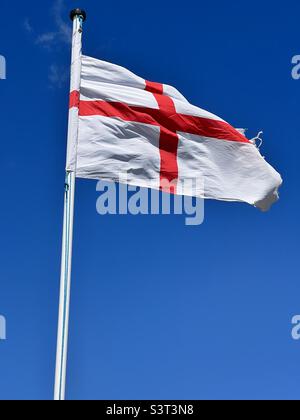 Bandiera inglese contro un cielo limpido e blu Foto Stock