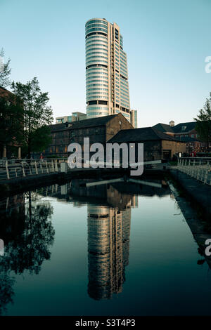 Il Bridgewater Place skyscraper di Leeds è un edificio moderno e contemporaneo che si riflette nelle acque del canale di Liverpool e Leeds, presso il granaio Foto Stock