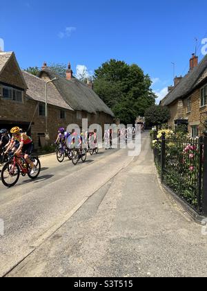 Tour della donna 2022. Giugno 11th viaggia attraverso il pittoresco villaggio di Hook Norton sul palco 6 Foto Stock