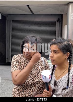 Chiediamo meglio: Marzo e Rally, sabato 18 giugno 2022, Portland Place, Londra, Rt Hon Diane Abbot, MP con LBC intervistatore in strada Foto Stock