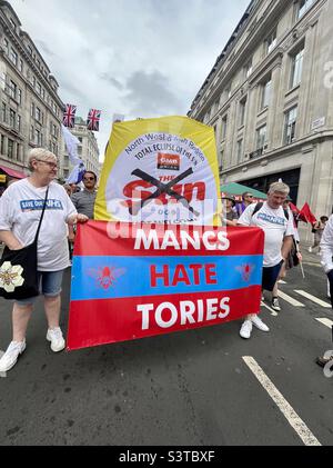 TUC, chiediamo meglio: Marzo e Rally, Sabato 18 giugno 2022, Portland Place, Londra - banner di protesta - Manchi odio Tories Foto Stock