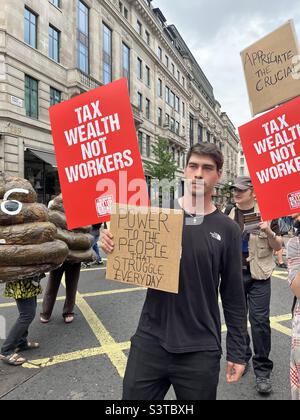 TUC, noi chiediamo meglio: Marzo e Rally, Sabato 18 giugno 2022, Portland Place, Londra - protesta - Placards - potenza per le persone che lottano ogni giorno Foto Stock