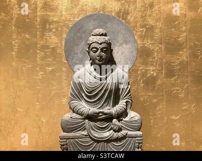 Una statua del Buddha nel Museo etnologico del Forum Humboldt di Berlino, Germania Foto Stock