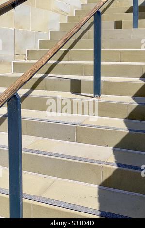 Un dettaglio di una rampa di scale vicino al Hive in Worcester Regno Unito Foto Stock