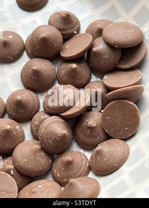 Bottoni di cioccolato al latte biologico Foto Stock