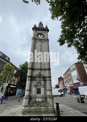 La torre dell'orologio, Lewisham High Street, Londra, guarda verso il mercato di strada che si è istituito al mattino, orologio fermato. Grado II elencato. Commemora il giubileo di diamante della Regina Vittoria Foto Stock