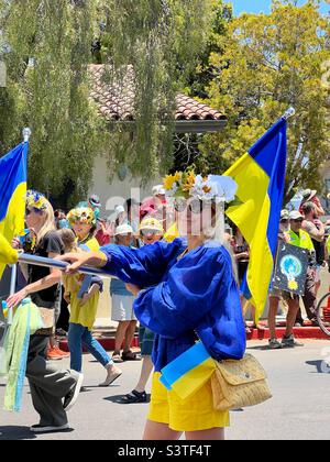 Santa Barbara, California USA 25 Giugno 2022 un gruppo ucraino marcia nella sfilata estiva di Solstice. Foto Stock