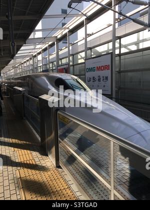 KYOTO, GIAPPONE - 29 NOV 2018 - Shinkansen Japanese Bullet train arrivo alla Stazione di Kyoto in Giappone. Foto Stock