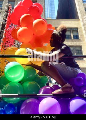 Una donna che preparava palloncini colorati per la sfilata d'orgoglio a New York City nel giugno 26 2022 Foto Stock