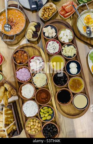 Colazione tradizionale turca su un tavolo in legno Foto Stock