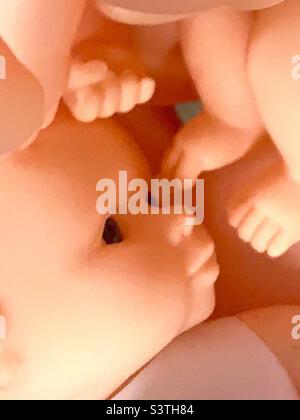 Le bambole del bambino assomiglia ai gemelli nell'utero delle madri Foto Stock