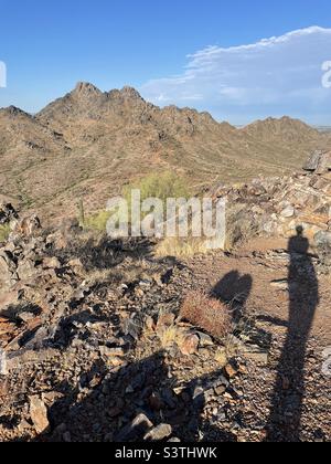 Luci e ombre al mattino presto sul Piestewa Peak, Phoenix AZ da Flat Top Peak - sentiero da 40th Street trailhead per Phoenix Mountain Preserve. Foto Stock