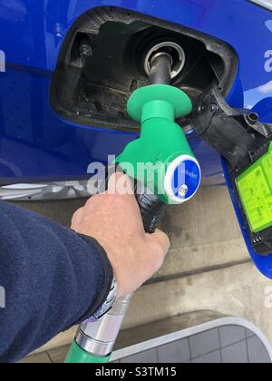 Uomo che riempie l'auto con benzina senza piombo nel Regno Unito Foto Stock