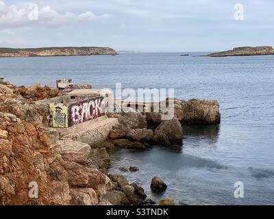 Edificio abbandonato coperto di graffiti sulla costa vicino a Sagres, Portogallo Foto Stock