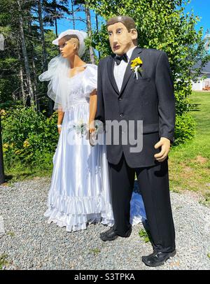 Manichino a bordo strada sposa e sposo. Foto Stock