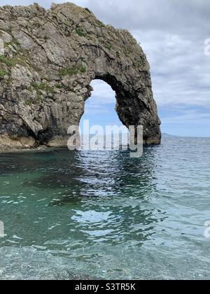 Durdle porta iconica formazione rocciosa nella foresta Foto Stock