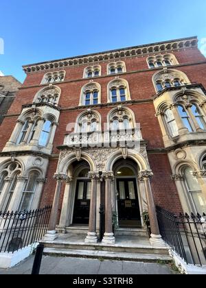 Keats House 24-26 St. Thomas Street, Londra SE1 9RS Inghilterra. Costruito nel 1863 come parte del Guy's Hospital. I busti sono di natura medica. Il poeta John Keats era uno studente di medicina in questo ospedale. Foto Stock