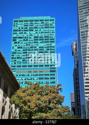 la salesforce Tower all'angolo tra W. 42nd St. E Avenue of the Americas è un imponente grattacielo di fronte al Bryant Park, 2022, NYC, USA Foto Stock