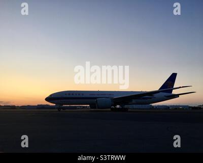 Cina Southern Cargo Boeing 777 tassando all'aeroporto di Anchorage, Alaska, USA Foto Stock