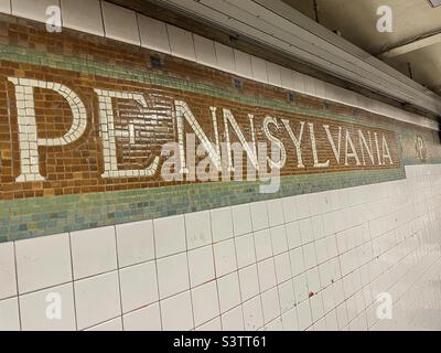 Insegna in stile art deco della metropolitana a Penn Station, New York City, USA Foto Stock