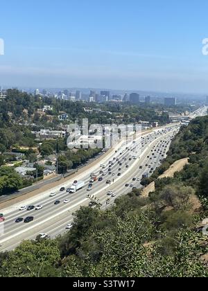 Una parte di Los Angeles e della superstrada 405 vista dal Getty Museum, 12 luglio 2022 Foto Stock