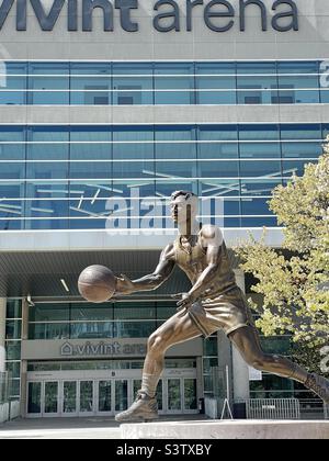 La parte anteriore della Vivint Arena di SLC, Utah, USA, sede della squadra NBA, lo Utah Jazz. Qui è mostrata una delle due statue di bronzo di famosi ex giocatori erette di fronte: John Stockton. Foto Stock