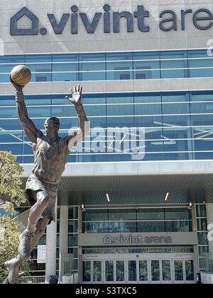 La parte anteriore della Vivint Arena di SLC, Utah, USA, sede della squadra NBA, lo Utah Jazz. Qui è mostrata una delle due statue di bronzo di famosi ex giocatori erette di fronte: Karl Malone. Foto Stock