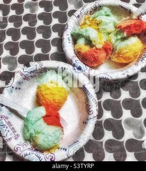 Il gelato Rainbow Sherbet si trova su un tavolo da cucina in una casa nello Utah, USA. Selezione dei colori ed effetti grunge aggiunti digitalmente. Foto Stock