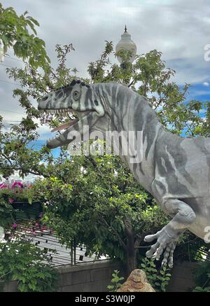 Il cortile all'aperto del Dinosaur Museum di Vernal, Utah, USA, ospita numerose statue di dinosauri disposte in tutto il parco per il piacere degli ospiti, soprattutto dei più piccoli. Foto Stock