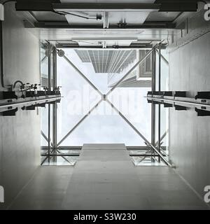 Guardando il cielo e i grattacieli in California Plaza, Downtown, Los Angeles, dall'interno di un ascensore con tetto di vetro Foto Stock