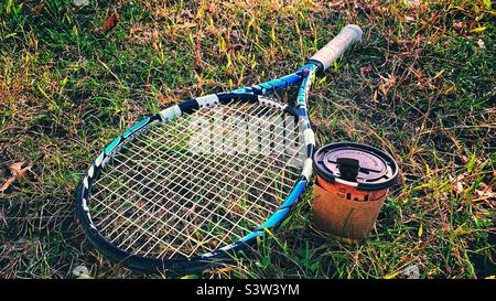 Racchetta da tennis e caffè sull'erba Foto Stock